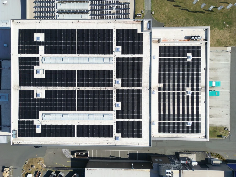 Senkrechte Luftaufnahme der Dach-PV-Anlage in Brilon mit den Modulreihen im Detail.