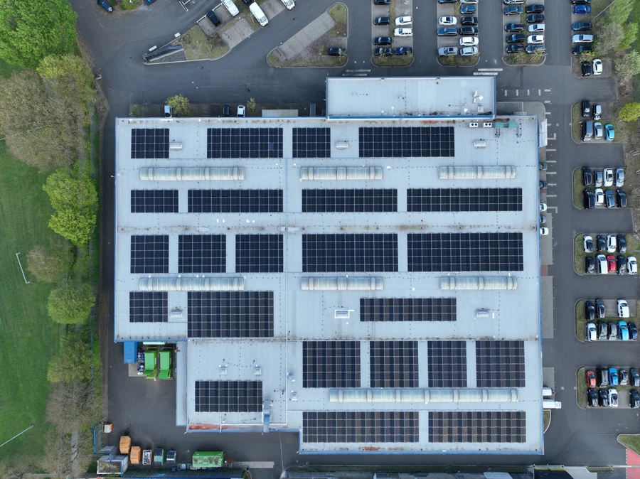 Senkrechte Luftaufnahme der Dach-PV-Anlage in Fulda mit den Modulreihen im Detail.