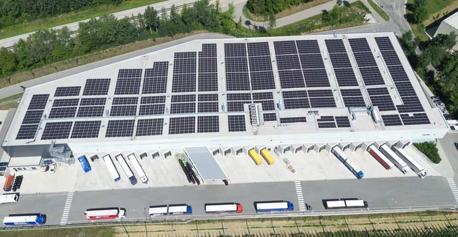 Luftaufnahme der Dach-PV-Anlage und der Laderampen am Logistikzentrum in Siegenburg.